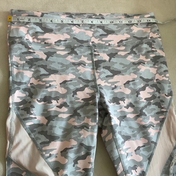 Fabletics Mid-Rise PowerHold Colorblock Capri Camo Size M Pink Gray Yoga Mesh - Picture 8 of 10